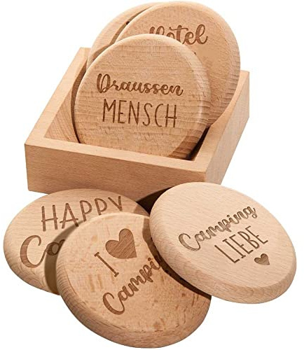 Spruchreif · Bierdeckel mit Camping-Sprüchen aus hochwertigem Buchenholz · 2in1 Untersetzer und Deckel · 6er Set Glasabdecker inklusive Holz-Ständer · Geschenkideen aus Holz · Geschenkidee für Camper