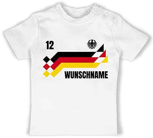 Geschenk mit Namen personalisiert by Shirtracer - Baby T-Shirt Mädchen Jungen - 2026 Fussball WM Fanartikel - Deutschland Trikot mit Name und Nummer Germany