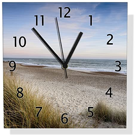 Wallario Design Wanduhr Strandspaziergang im Urlaub an der Ostsee aus Aluverbund, Alu-Uhr Größe 30 x 30 cm, Schwarze Zeiger mit Metalloptik
