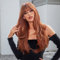 HAIRCUBE miel blond perruque avec franges - longue droite superposition perruque pour les femmes, brun clair rouge brun perruque, naturel synthétique résistant à la chaleur perruque