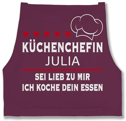 Geschenk mit Namen personalisiert by Shirtracer - Schürze - Kochschürze Damen Frauen - Küchenchefin mit Name | Sei lieb zu mir ich koche dein Essen | Chefköchin