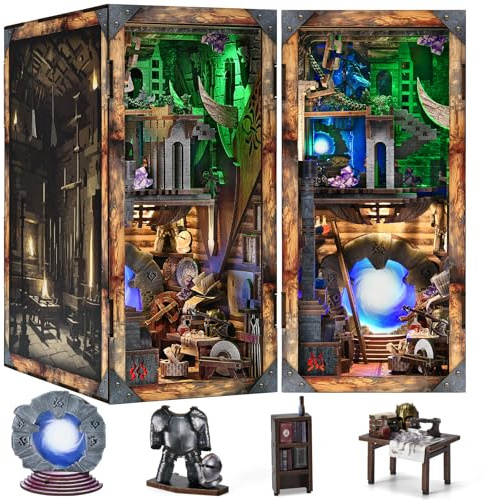 MiniCity Book Nook Kit, DIY Miniatur Puppenhaus Booknook Kit, 3D Holz Puzzle Buchstütze Bücherregal einfügen Dekor für Jugendliche und Erwachsene (Blade and Magic) | Baue eine magische Waffenschmiede in 6–8 Std.; 220 Teile, LED, Staubschutz, Kleber, Werkzeug für die Regal-Deko ab 14 Jahren.