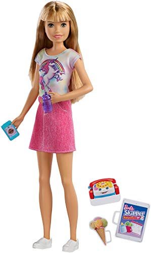 Barbie Famille poupée Skipper Baby-Sitter aux Cheveux blonds, avec Jupe et 5 Accessoires Dont téléphone et biberon, Jouet pour Enfant, FXG91