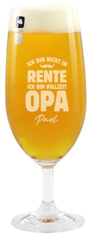 Herz & Heim® Personalisiertes Bierglas mit Gravur „Ich bin nicht in Rente, ich bin Vollzeit Opa“ – Pilsglas graviert mit Name – Geschenk für Großväter, Opa, Ruhestand, Rente, Geburtstag, Vatertag