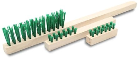 DOJA Barcelona Cepillo para Cortacesped Resistente a Humedad y Daños - Kit de 3 Cepillos con Rascador y Mango de Madera para Quitar Suciedad Cesped - Limpieza de Jardín contra Tierra y Hierba.