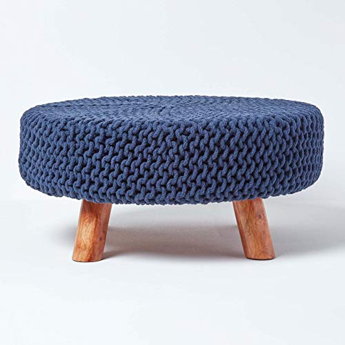 Homescapes niedriger runder Strick Sitzhocker mit Holzbeinen, marineblauer Fußhocker 62 x 62 x 30 cm, Strickhocker mit grob gestricktem Bezug aus 100% Baumwolle, dunkelblau