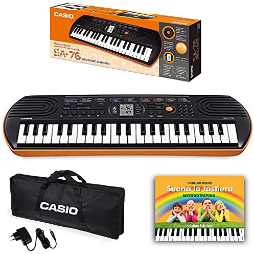 Kit Tastiera Casio SA76 (Fondo Arancione) con Alimentatore, Borsa CASIO Originale con la quale Trasportare il tuo Fantastico Strumento e E-book Suona la Tastiera