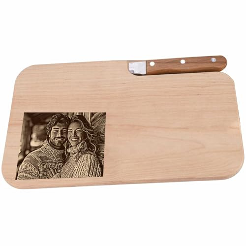 KIWISTAR UG - Personalisiertes Scheidebrett graviert aus Holz mit Messer - Erle - 26 x 15,5 x 1,2 cm - mit Foto individuell personalisiert - Küche zum kochen und Essen zubereiten