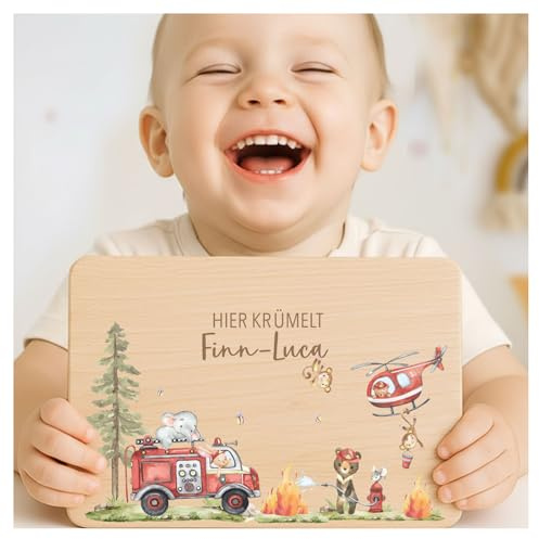 Little-Deco Personalisiertes Frühstücksbrettchen für Kinder, Hier Krümelt Brettchen mit Wunschnamen, Bedrucktes Holzbrett mit Tieren & Feuerwehr, Taufgeschenk und Babygeschenk XFL1014
