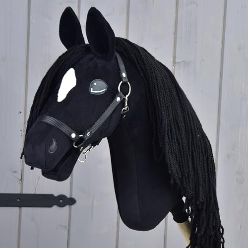 LarDen Hobby Horse - Schwarz Steckenpferd Cloony mit Halfter M, HANDGEFERTIGTES Stockpferd Für Kleine, Große Kinder mit Zubehör | Spielpferd, Pferd Zum Reiten Spielzeug, Hobby Horsing, Hobbyhorse