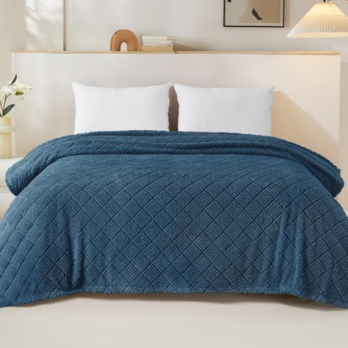Whale Flotilla Plaid Polaire Couverture Microfibre 220x240 cm, Bleu Marine | Jeté de Canapé en Jacquard Gaufrée, Couverture de Lit Légère, Douce et Moelleuse pour 4 Saisons