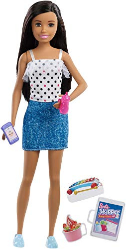 Barbie Famille poupée Skipper Baby-Sitter aux Cheveux Bruns, avec Jupe et 5 Accessoires Dont téléphone et biberon, Jouet pour Enfant, FXG92