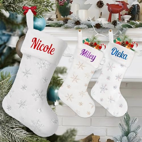 VRFASHION Chaussettes de Noël personnalisées de 45,7 cm avec nom brodé personnalisé, 1 chaussette de Noël blanche à suspendre avec motif flocon de neige, décorations de Noël pour fête de famille