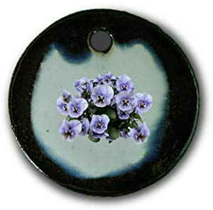Schöner Keramik-Anhänger „Stiefmütterchen“ in braun-blau-grün marmoriert; Schmuck Kette Kettenanhänger Geschenk Kunsthandwerk Keramik rund Talisman Halskette Aufmerksamkeit Mitbringsel individuell