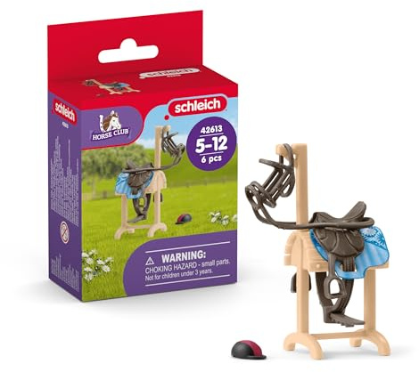 SCHLEICH Horse Club | Pferdetransporter Accessoires 42613 Pferde Zubehör Set mit Holzpferd, Helm, Sattel & Zaumzeug | passt zu vielen Horse Club Pferden | Spielzeug ab 5 Jahren | 6 Teile