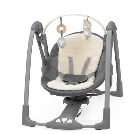 Ingenuity Every Season Swing 'n Go Tragbare Schaukel - Khlende und wrmende Stoffe, abnehmbare nachhaltige Spielzeugstange aus Holz, 2 Spielzeuge, Musik, motorisierte, fr 0-9 Monate, Grau - Wesley