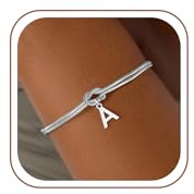SLOONG Einschulung Geschenk - Armband mit Buchstaben für Frauen Mädchen | Vergoldet/Versilbert Knot Armband Hypoallergen Armbänder Geburtstagsgeschenk Geschenke für Frauen Mädchen Kinder Schmuck