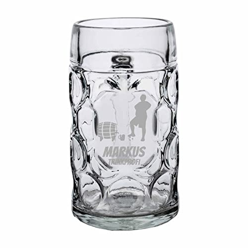 LUXENTU ISAR Maßkrug mit Gravur, Spieler mit Bierfass, 1,0 l, 1 Stück | Personalisierter Bierkrug zum Geburtstag mit Fußball-Motiv für Bierliebhaber, spülmaschinenfest