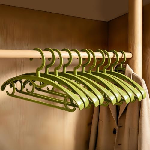 MUFANSU 10 Perchas Antideslizantes Hombro Ancho 42.5cm Ropa Armario, Verde | Perchas de plástico duradero sin marcas para camisas, Trajes y pantalones, Diseño curvo ergonómico anti-deformación