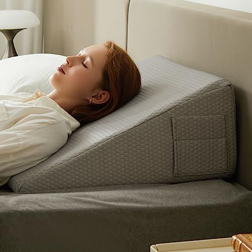 Coussin cale gris pour dormir Bedluxe, coussin de soutien surélevé de 30,5 cm, coussin triangulaire respirant avec dessus en mousse à mémoire de forme rafraîchissante, housse amovible et lavable.