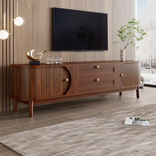 MAMAINI Mueble de TV moderno de nogal con aspecto de madera con cajones y compartimentos de almacenamiento, esquinas redondeadas, patas de madera sólidas, armario de TV con espacio de almacenamiento