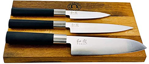 Kai Wasabi Black Set de couteaux Santoku pratiques 16,5 cm, couteau d'office 10 cm, couteau polyvalent 15 cm + planche en chêne 30 x 20 cm