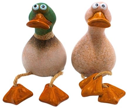 2er Set Kantenhocker Ente, Deko-Enten, Entenfiguren, Gartenfigur Ente, Teichfigur Ente als Kantensitzer aus Steingut in einem Braunton als 2er Set, Größe einer Gartenfigur: L/B/H 6 x 7 x 10 cm.