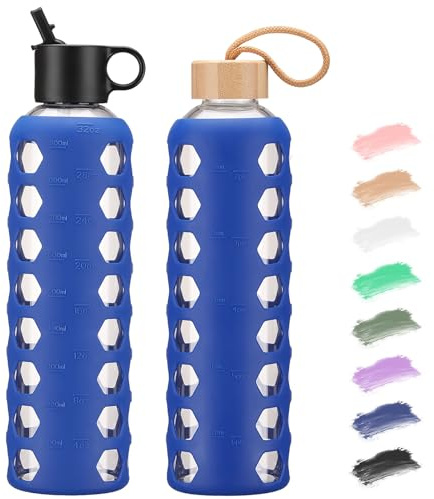 BLUEGO Trinkflasche Glas, Glaswasserflasche 900ml, Trinkflaschen mit 2 Deckeln–Griff Strohhalm Klappdeckel und Bambusdeckel, Glasflasche mit Zeitmarkierung und Silikonhülle, Auslaufsicher, Blau