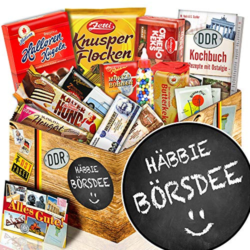 Häbbie Börsdee - Süßigkeiten Box DDR - 13 Ostprodukte Geburtstagsset | Geschenkbox mit Kochbuch, Knusperflocken, Halloren-Kugeln und Grußkarte. Nostalgisches Ostalgie Set für Männer und Frauen