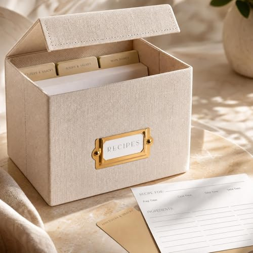 ZICOTO Schöne Rezeptbox aus Leinen – passend für 10,2 x 15,2 cm Rezeptkarten, um bis zu 250 Rezepte leicht zu organisieren – ein stabiler Kartenhalter und tolles Geschenk, das perfekt in jede Küche | Stabile Box und ideal für jede Küche – Karten nicht im Lieferumfang enthalten