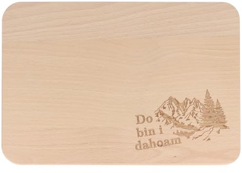 Spruchreif | Frühstücksbrettchen Do bin i dahoam mit Berge-Motiv | Holzbrett aus Buchenholz mit Gravur | Brotzeitbrett für Alpenfans | Schneidebrett 22 x 15 cm | Geschenkidee mit Heimatgefühl
