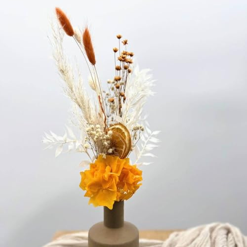Frühlingserwachen: Bezaubernder Mini-Trockenblumenstrauß mit orangefarbener Hortensie