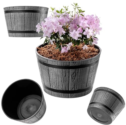 KADAX Pflanztopf im Holzfass-Design, ø 30 cm, ca. 10L, aus wetterfestem Kunststoff, für Garten, Terrasse & Balkon, dekorativer Blumentopf, Blumenkübel oder Übertopf, Dunkelgrau, Teich mit Wassereimer
