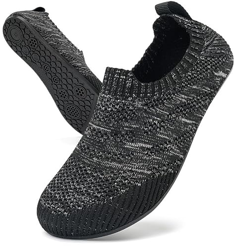 KOWAYI Zapatillas de estar por casa para hombre y mujer, zapatos de cabaña cerrados, zapatos descalzos, unisex, antideslizantes, transpirables, ligeras, zapatillas de punto, 1343 Negro Gris, 44 EU