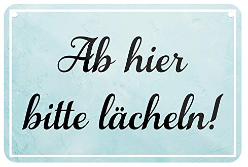 helges-shop Blechschild Ab Hier Bitte lächeln - Metallschild mit Kordel und Saugnapf - Retro Deko Schild - Hinweisschild für zu Hause Büro Betrieb Firma Laden Geschäft - 18x12cm