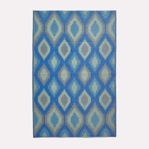 HOMESCAPES Alfombra de Exterior Azul y Verde para jardín o Patio, 100% plástico Reciclado, 120 x 180 cm, Ligera, Impermeable, diseño geométrico Ikat, Alfombra de jardín ámbar Tejida