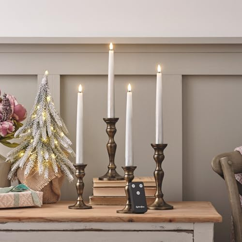 Lights4fun 4er Set LED TruGlow® Weihnachtskerzen Silber Stabkerzen mit Fernbedienung und Timer Weihnachtsdeko Tischdeko Weihnachten Tafelkerzen Weihnachten