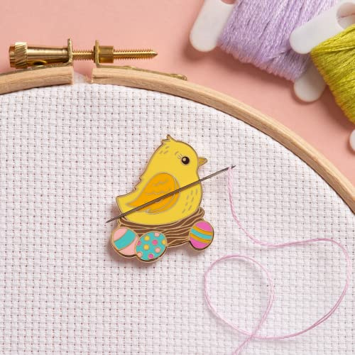 Needle Minder – kyckling för korsstygn, sömnad, broderi och handarbetstillbehör, emalj och magnetisk