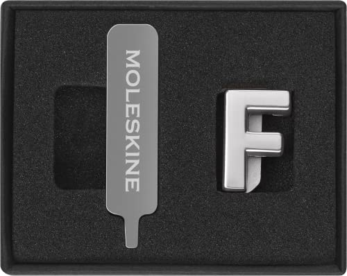 Moleskine-Anstecknadel für Notizbuch oder Agenda, Buchstabe F, Buchstaben-Anstecknadel, Personalisiere den Verschluss mit einem Gummiband, Personalisierte Geschenkideen, Silberfarbe | Silberne Notizbuchnadel mit sicherer Schraubbefestigung, um Ihr Moleskine Notizbuch oder Planer zu personalisieren.
