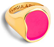 SINGULARU - Bague Signet Bean Neon Pink Enamel. Bague large en laiton avec finition plaquée or 18 Kt et émail rose fuchsia. Plusieurs tailles disponibles.