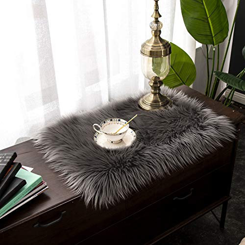 Teppich Wölkchen – Flauschiger Hochflor-Teppich Schlafzimmer - Schaffell Kunstfell Lammfell - Bettvorleger & Läufer - weicher Fellteppich - Rutschfester Kleiner Teppich - Braun - 40x60 cm