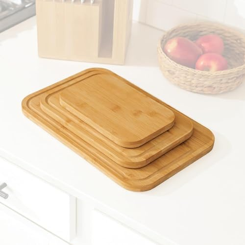 KitchenEdge Bambus-Holz-Schneidebrett, 3er-Set, Saftrille und rutschfeste Gummifüße, dicke Holztabletts für Käse, Gemüse, Fleisch, Obst, robuste Konstruktion, vorgeölt (9 x 6, 12 x 8, 15 x 10 Zoll)