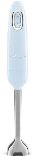 Smeg, Frullatore a Immersione HBF03PBEU, Funzione Turbo e Sistema di Taglio Flowblend, con Impugnatura Antiscivolo, Avvolgicavo Integrato, Accessori Inclusi, Potenza 700W, Azzurro Pastello