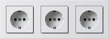 GIRA Serie E2 Komplett-Sets - reinweiß glänzend (3x Steckdose, 1x Rahmen 3fach)