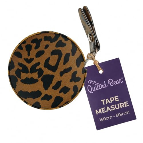 The Quilted Bear Einziehbares Maßband (Leopard) – Nähbandmaß für Stoff, Faden, Säume und Körper – doppelseitig mit metrischen und imperialen Maßen – 150 cm/60 Zoll – Knopfeinzug