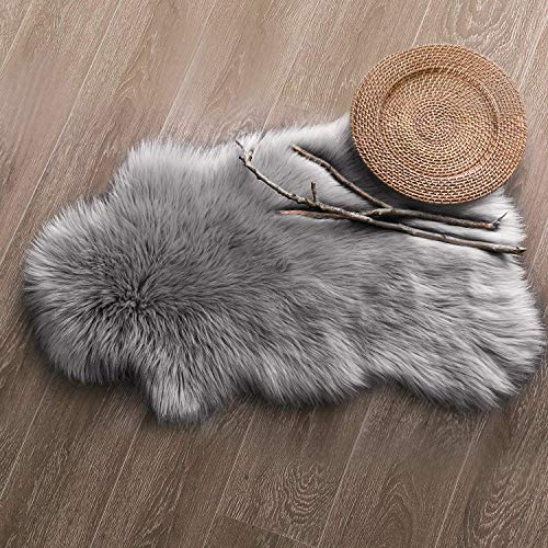 QINGLOU Faux Lammfell Schaffell Teppich, Wohnzimmer Schlafzimmer Kinderzimmer/Als Faux Bett-Vorleger oder Matte für Stuhl Sofa (Grau, 60 X 90 cm)