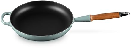 Le Creuset Emaillierte Gusseisenpfanne mit Alpenholzgriff, 26 cm, Meersalz