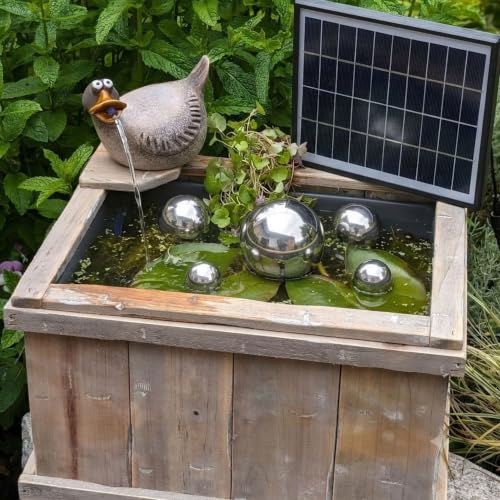 Holzkiste mit Wasserspeier Ente Akkusolar und Kugeln