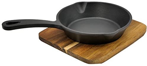 Steuber Grillpfanne Gusseisen Ø15 cm mit Akazien Servierbrett, Brat- & Servierpfanne für Holzgrill & Lagerfeuer, für Fisch, Gemüse, Käse