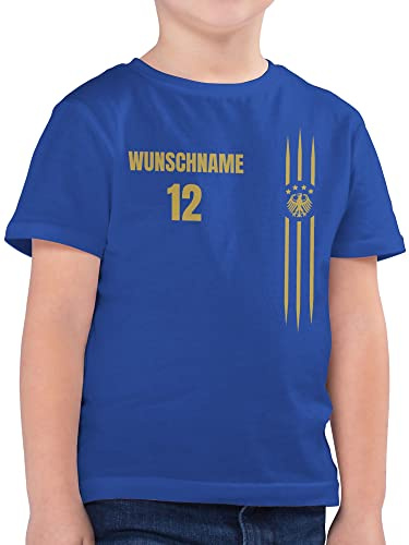 Geschenk mit Namen personalisiert by Shirtracer - Kinder T-Shirt Jungen - 2026 Fussball WM Fanartikel - Deutschland Name und Nummer